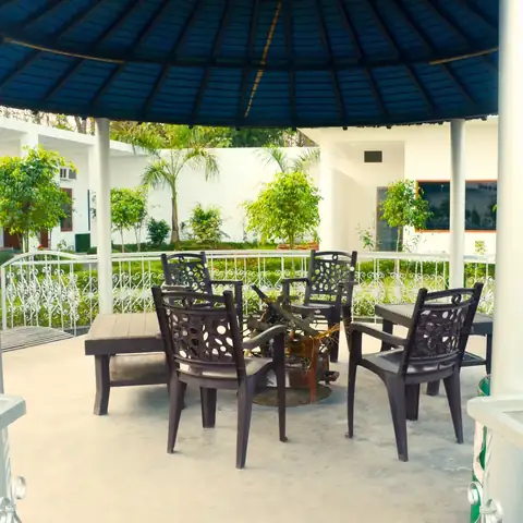DTR Jungle Hideaways में गज़ीबो के नीचे बैठने की जगह