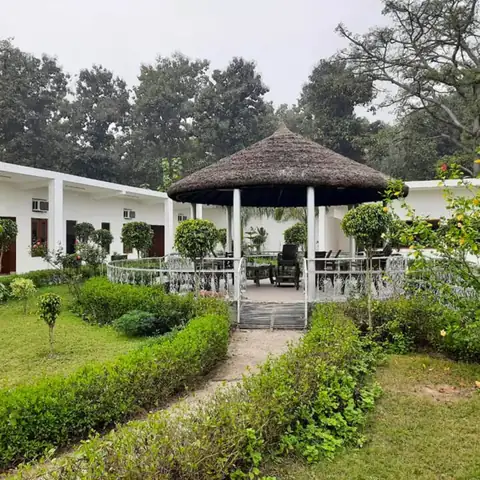 किशनपुर गेट के पास DTR Jungle Hideaways का गज़ीबो और कॉटेज